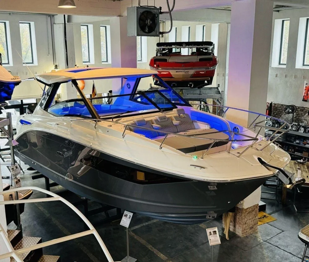 2022 Sea Ray 320 Sundancer 750 PS for sale in Berlin, Germany, photo 2 of 9