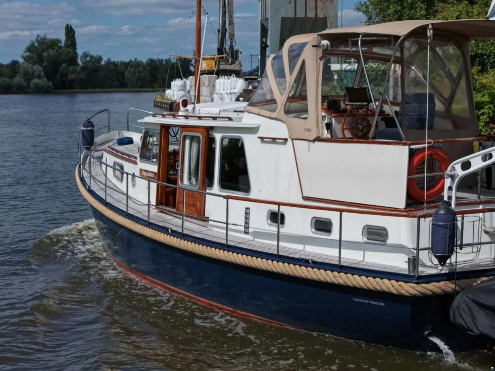 BoatPhoto.coverAlt