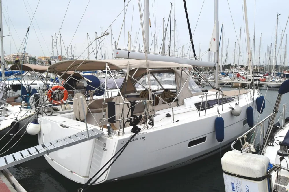 BoatPhoto.coverAlt