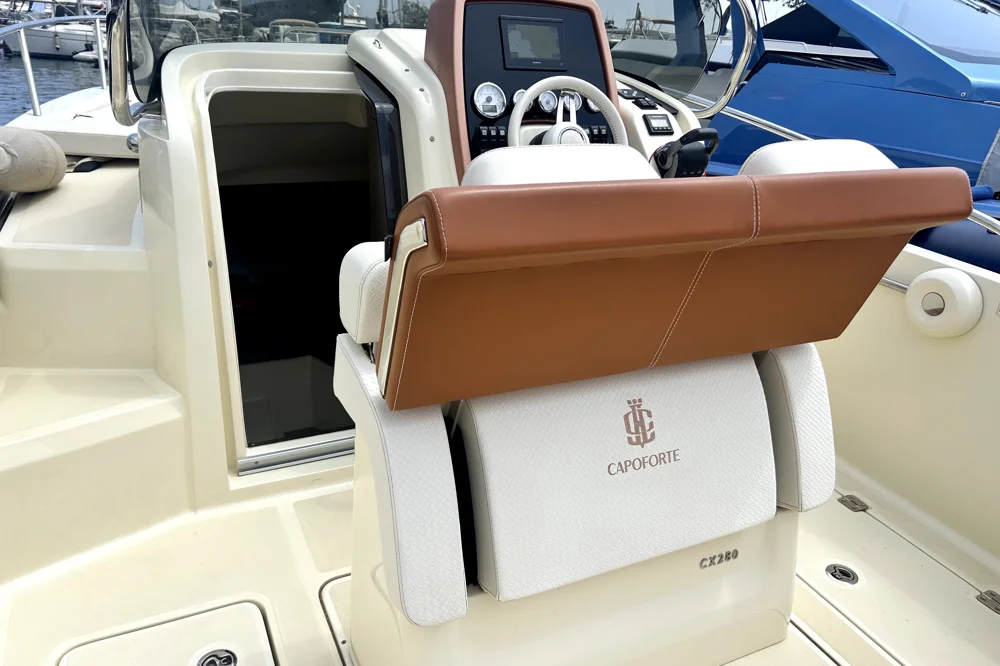 2023 INVICTUS Capoforte CX280 for sale in Mandelieu-la-Napoule, France, photo 4 of 5