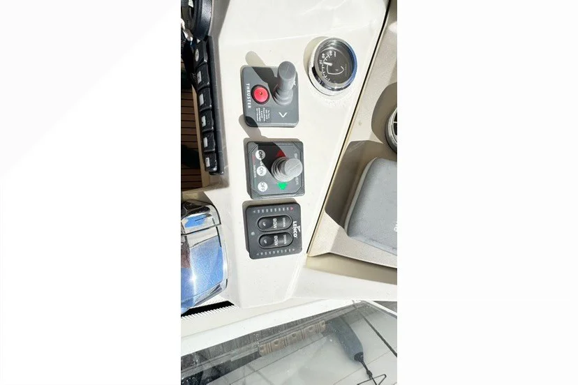 2009 Jeanneau Prestige 38 S for sale in Lagoa, Portugal, photo 2 of 2