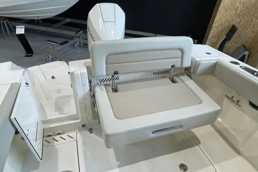 2025 Boston Whaler 240 Vantage for sale in Hyères, France, photo 4 of 5