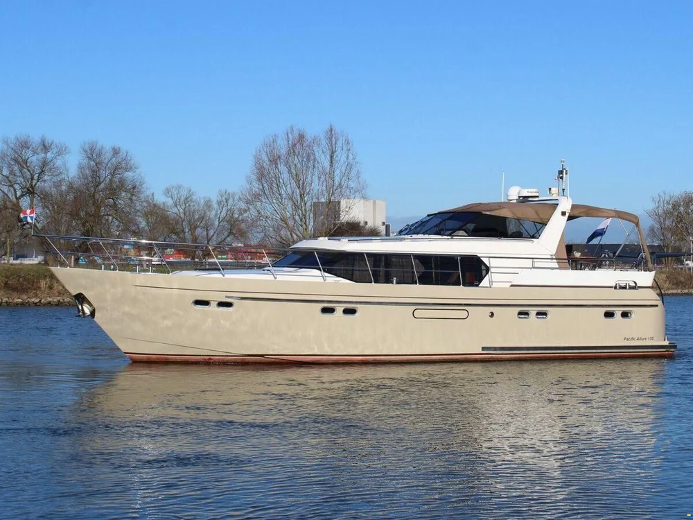 BoatPhoto.coverAlt