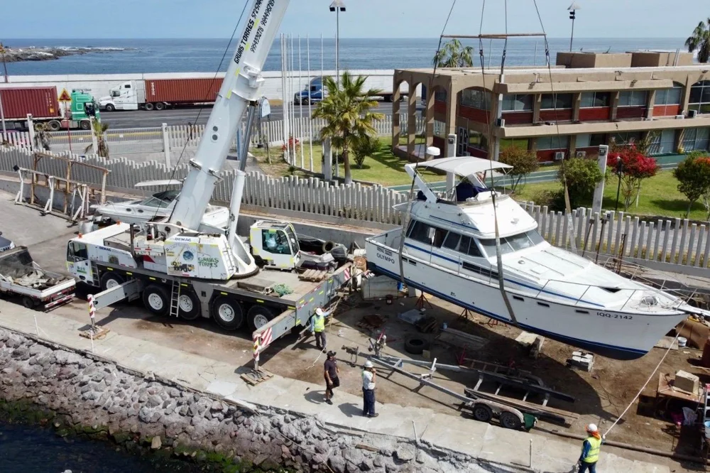 1987 Bayliner 3818 Motoryacht for sale in Puerto Montt, Chile, photo 2 of 3