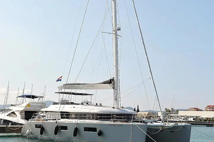 BoatPhoto.coverAlt