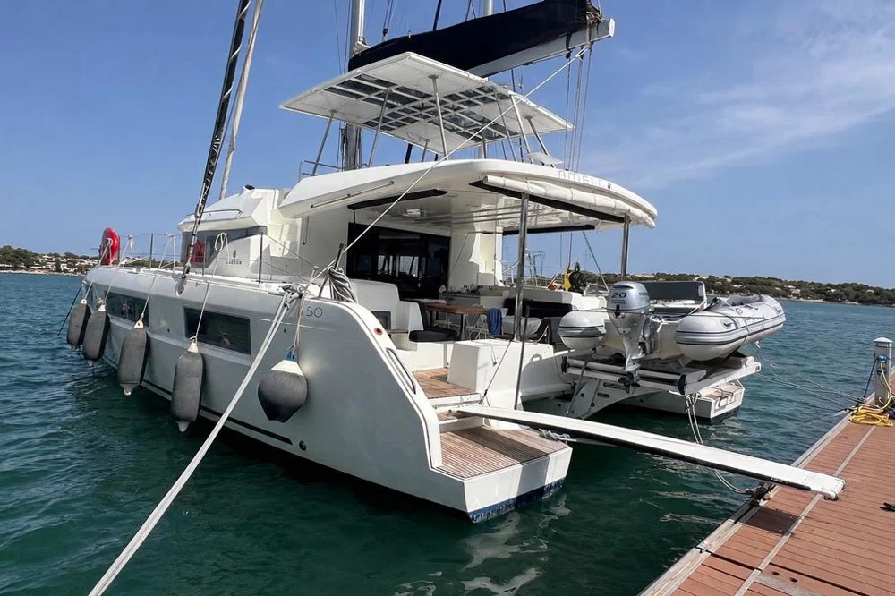 BoatPhoto.coverAlt