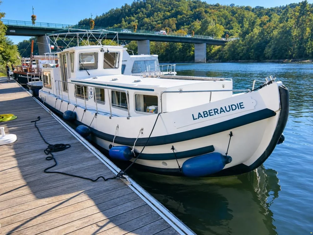 BoatPhoto.coverAlt