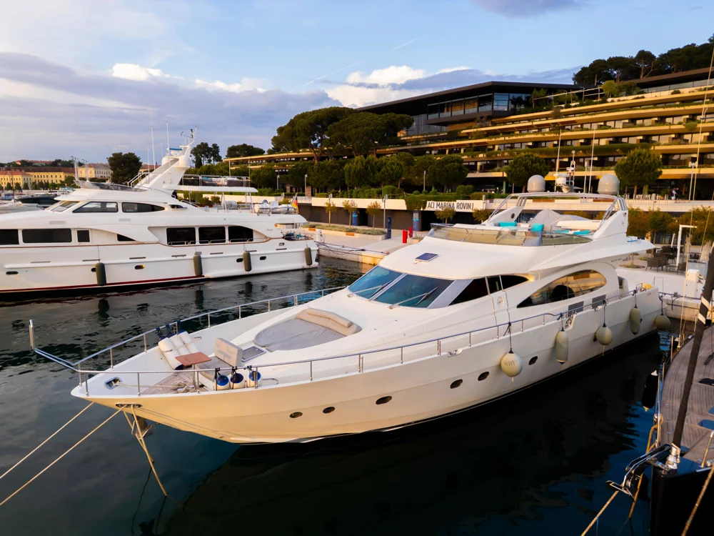 BoatPhoto.coverAlt