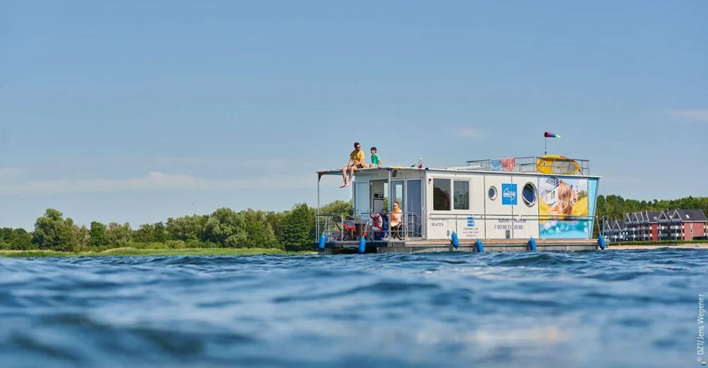 BoatPhoto.coverAlt