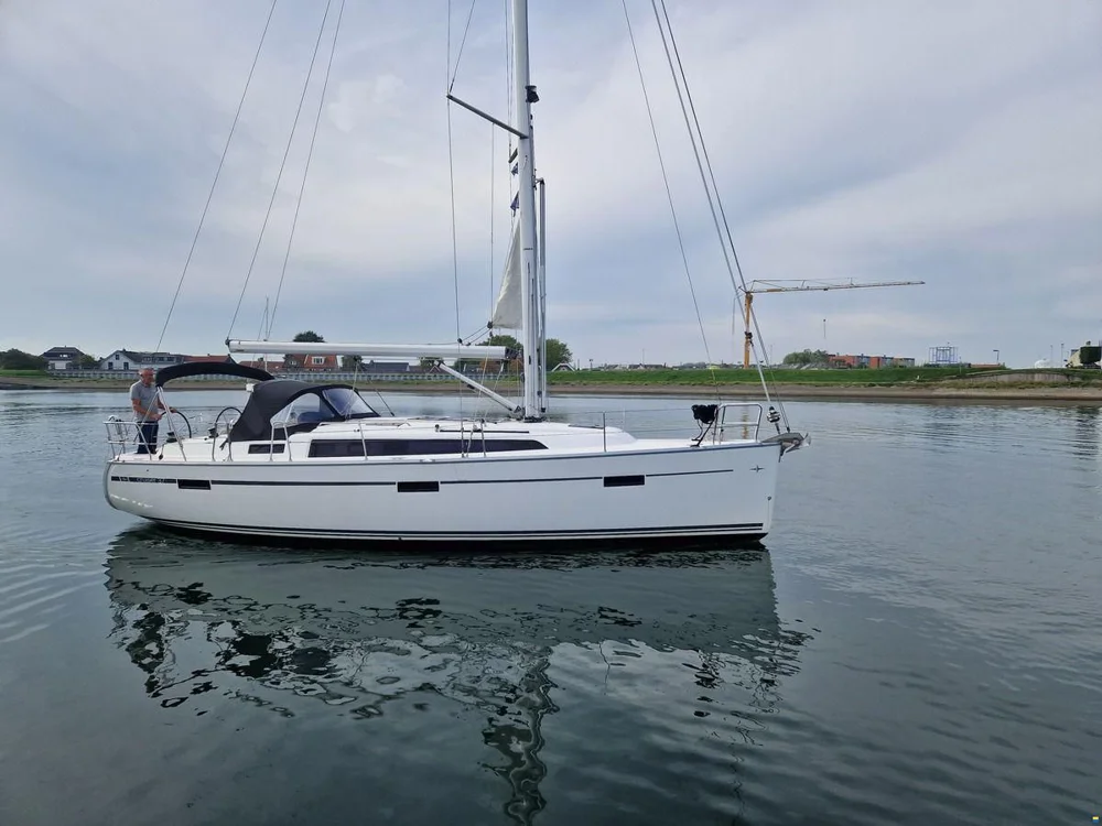 2015 Bavaria Yachtbau 37 for sale in The Netherlands, photo 2 of 5