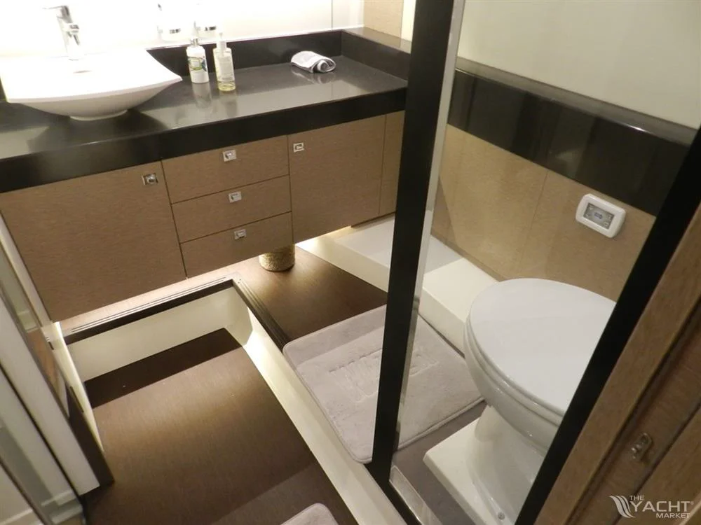 2017 PRESTIGE 560 Flybridge for sale in France, photo 2 of 4