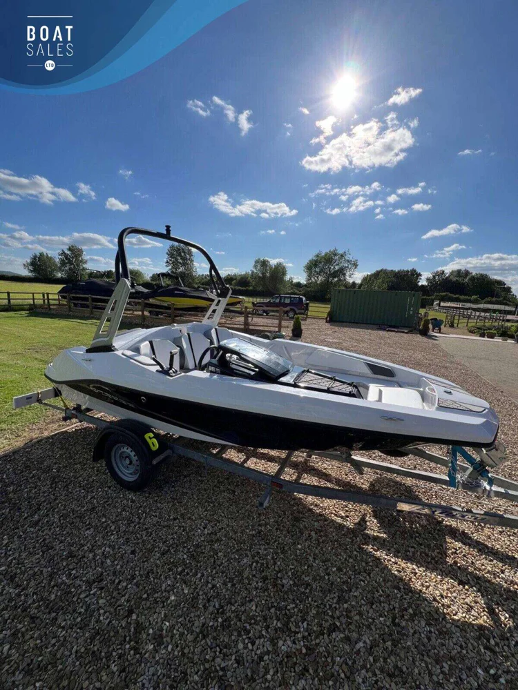 BoatPhoto.coverAlt