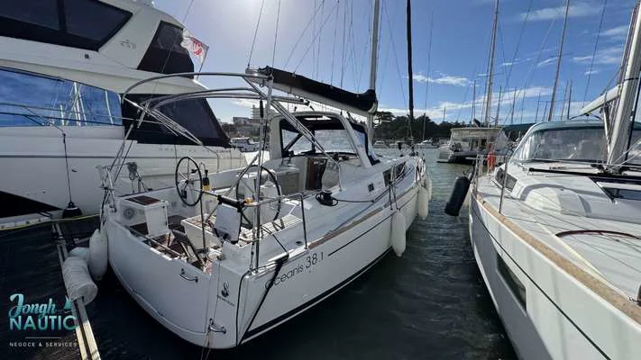 2018 BENETEAU OCEANIS 38.1 for sale in France, photo 2 of 5