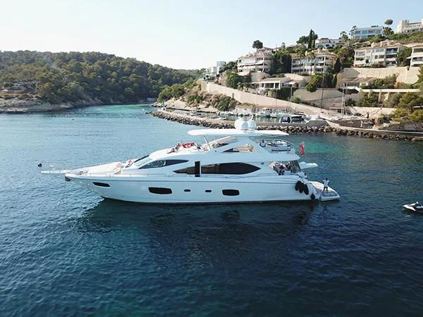 2011 SUNSEEKER 88 Yacht for sale in Vilamoura, Portugal, photo 3 of 5