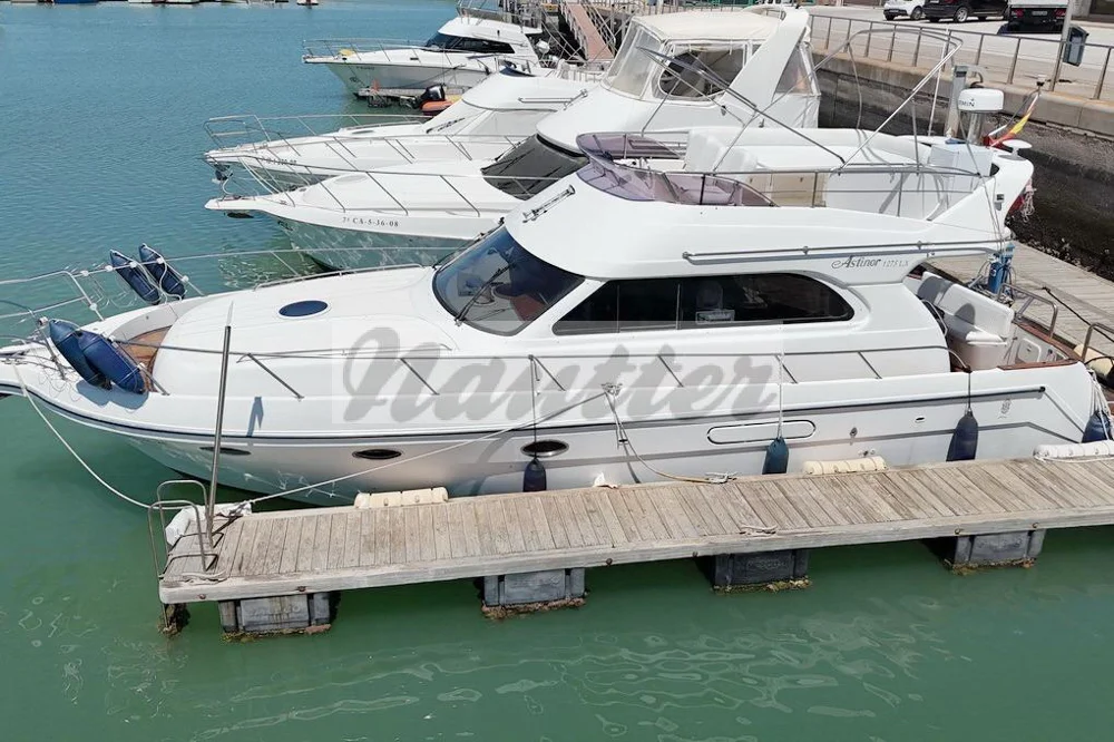 BoatPhoto.coverAlt