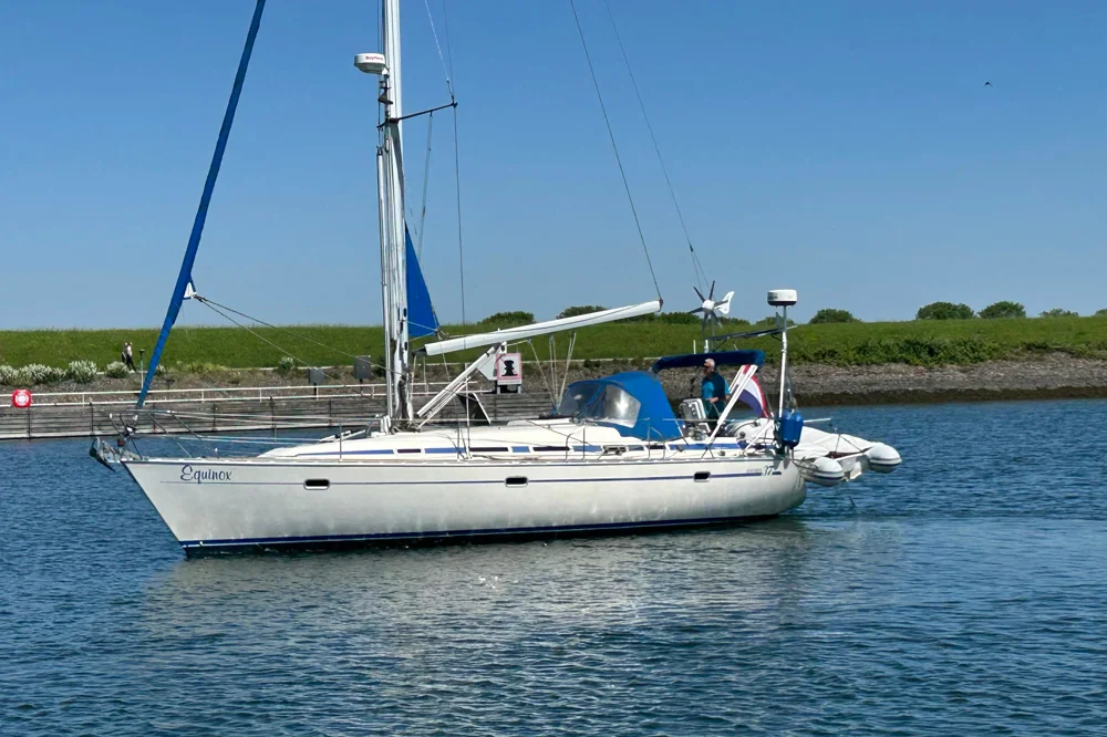 1995 Bavaria 37 for sale, photo 2 of 5