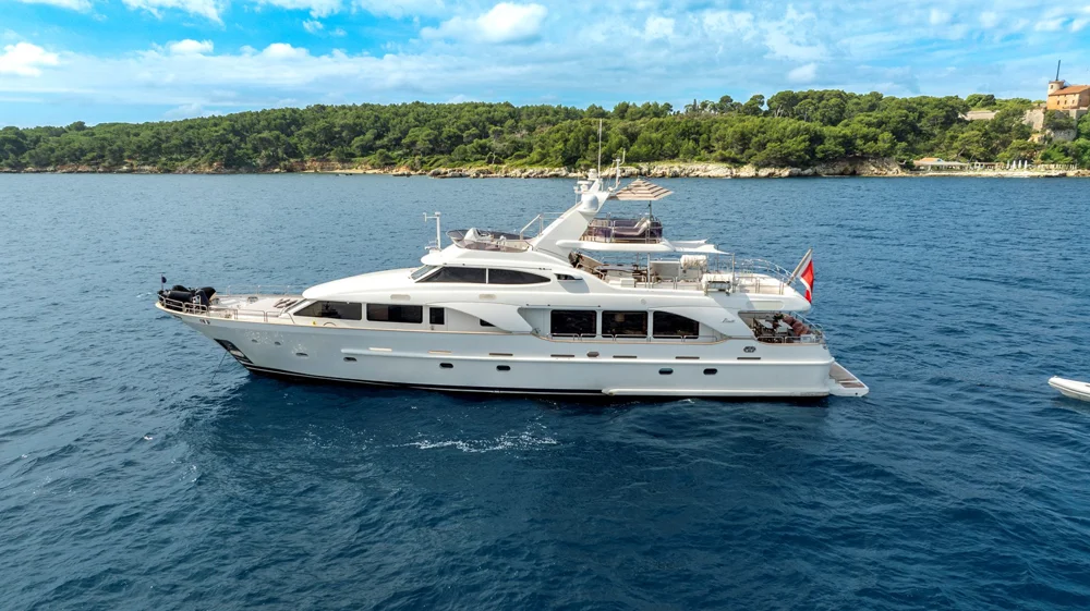 BoatPhoto.coverAlt