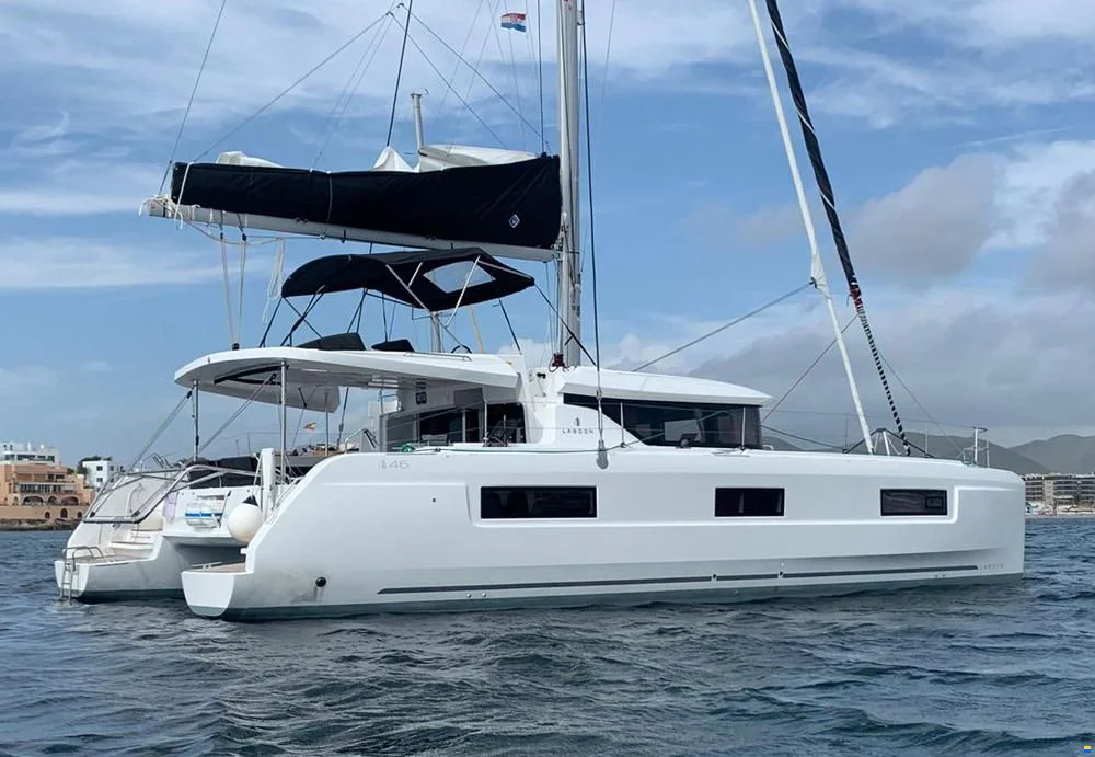 BoatPhoto.coverAlt