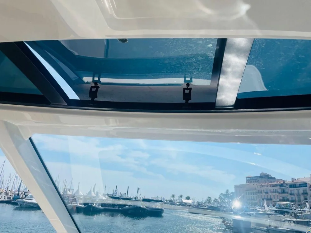 2025 Sea Ray 370 Sundancer for sale in Berlin, Germany, photo 5 of 9