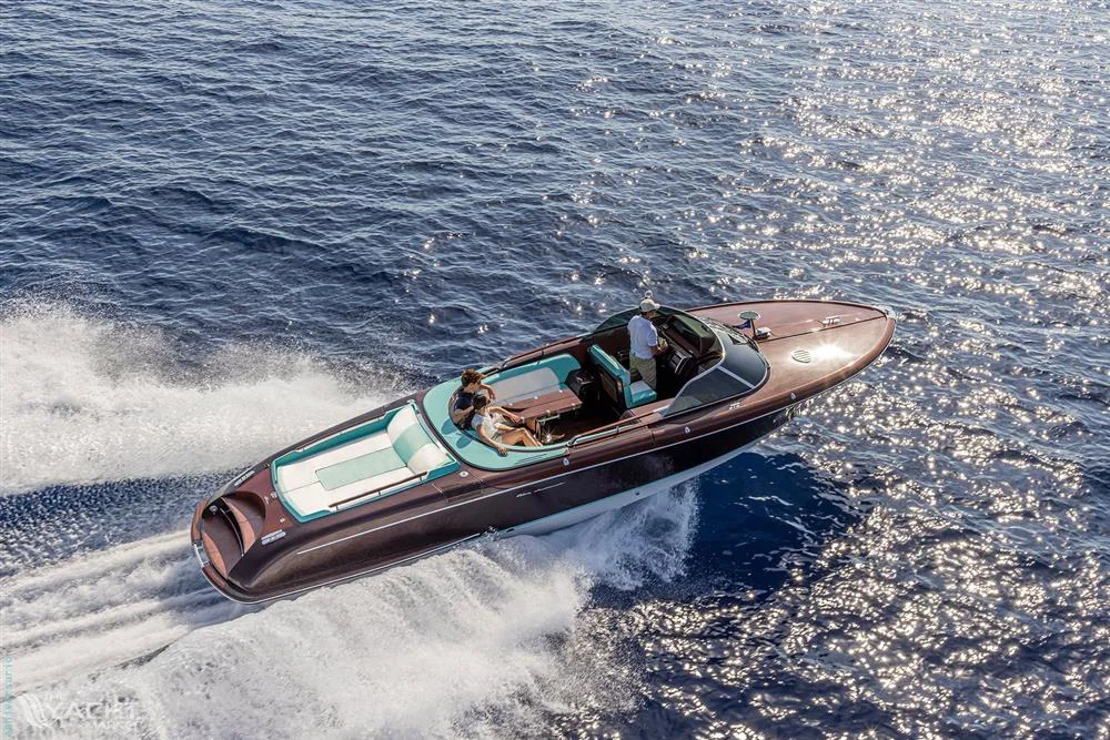 BoatPhoto.coverAlt