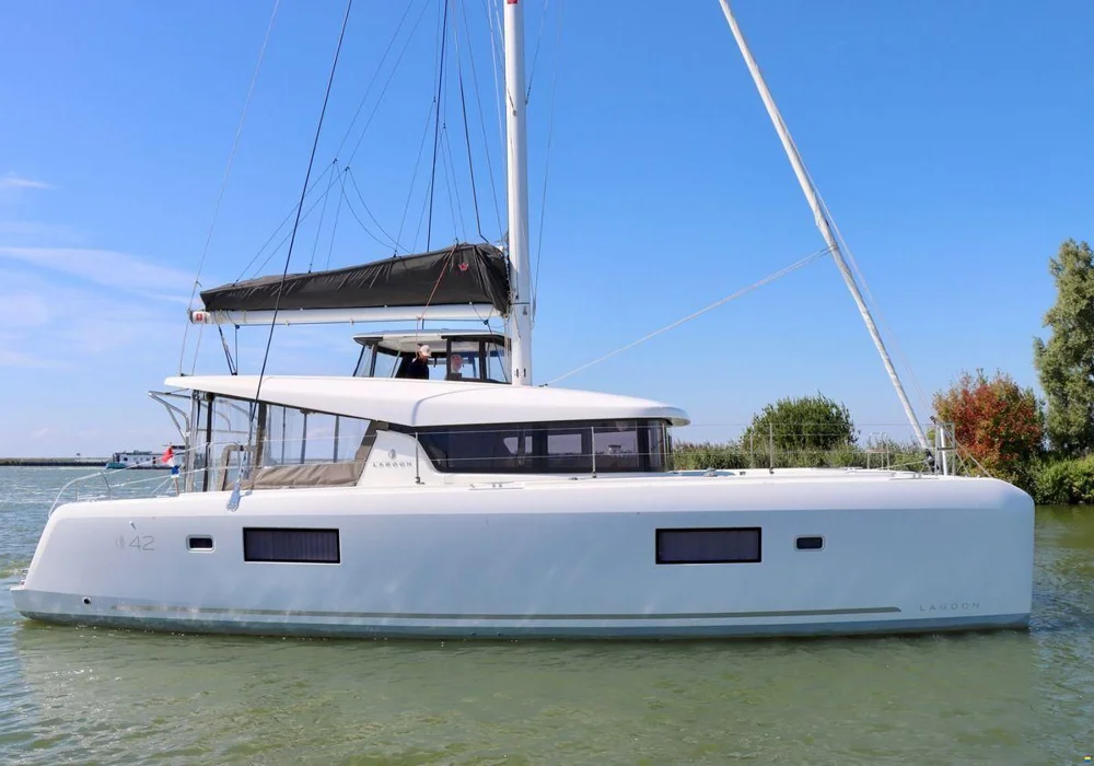 BoatPhoto.coverAlt