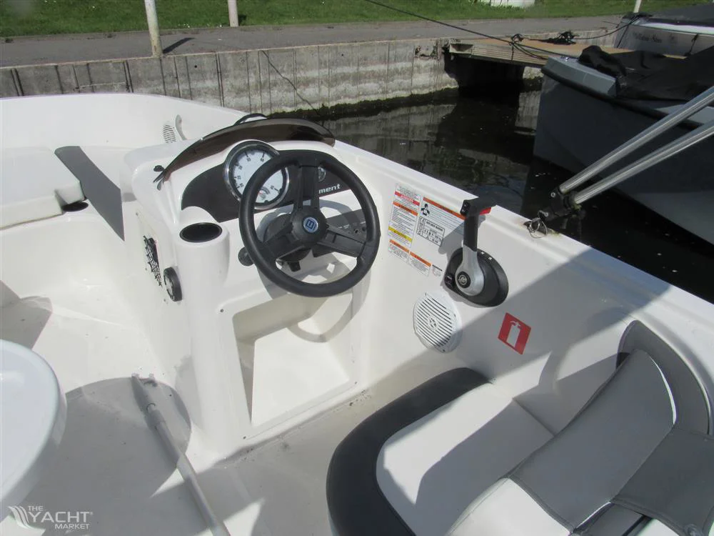 2020 Bayliner E18 for sale in Chertsey, United Kingdom, photo 3 of 5