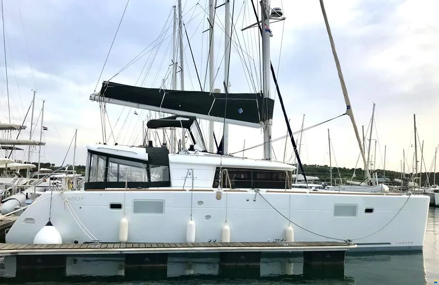 BoatPhoto.coverAlt