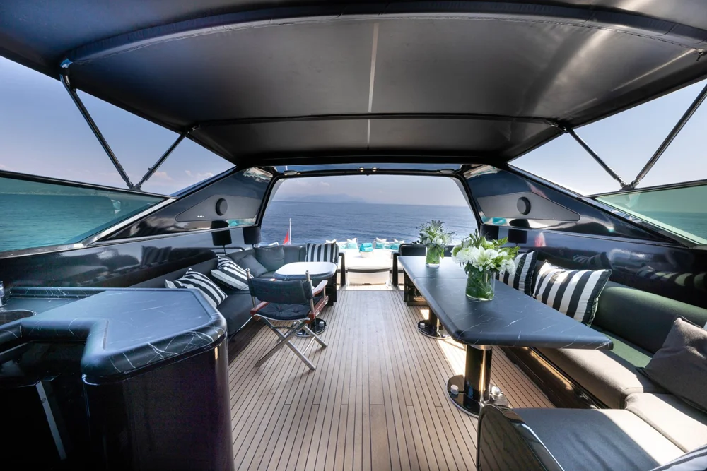 1997 Overmarine Mangusta 105 for sale in Antibes, France, photo 4 of 5