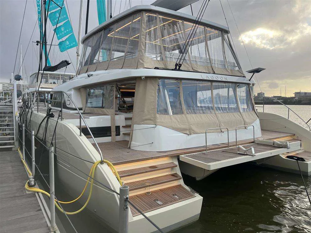 BoatPhoto.coverAlt